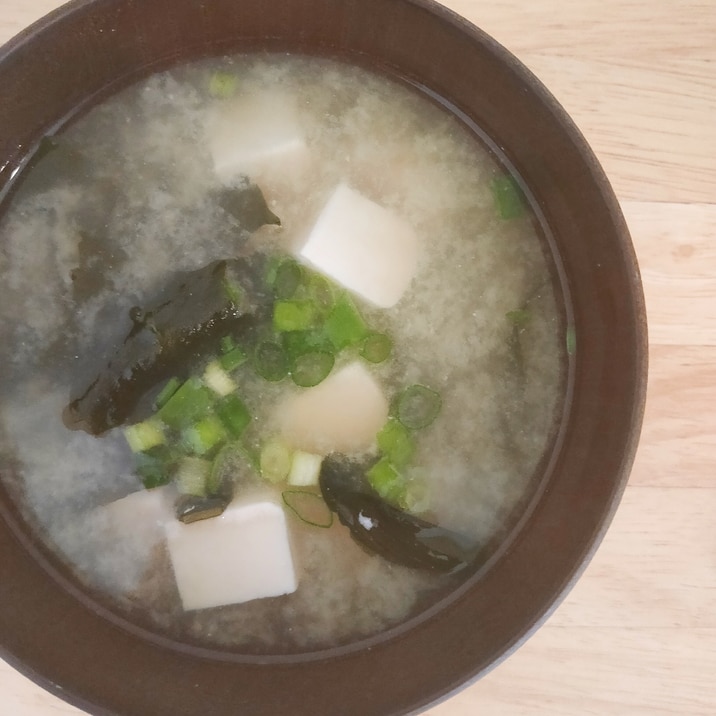 すぐにできる！豆腐とわかめの味噌汁